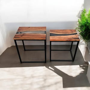 Table basse gigogne epoxy noir et bois d'acacia (lot de 2) BORA